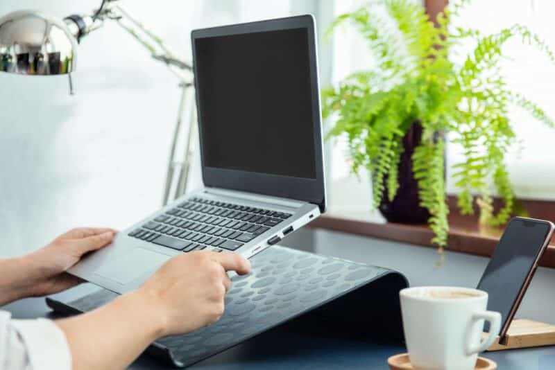 laptop 107 Notebook con base de refrigeración funcionando para enfriar