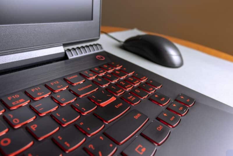 laptop 116 Notebook potente utilizada por estudiante de arquitectura
