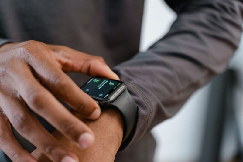 Relojes inteligentes Smartwatch con interfaz clara y funciones útiles para adultos