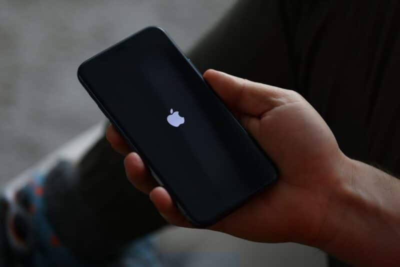 iphone 01 iPhone 16 mostrando su diseño moderno y pantalla encendida