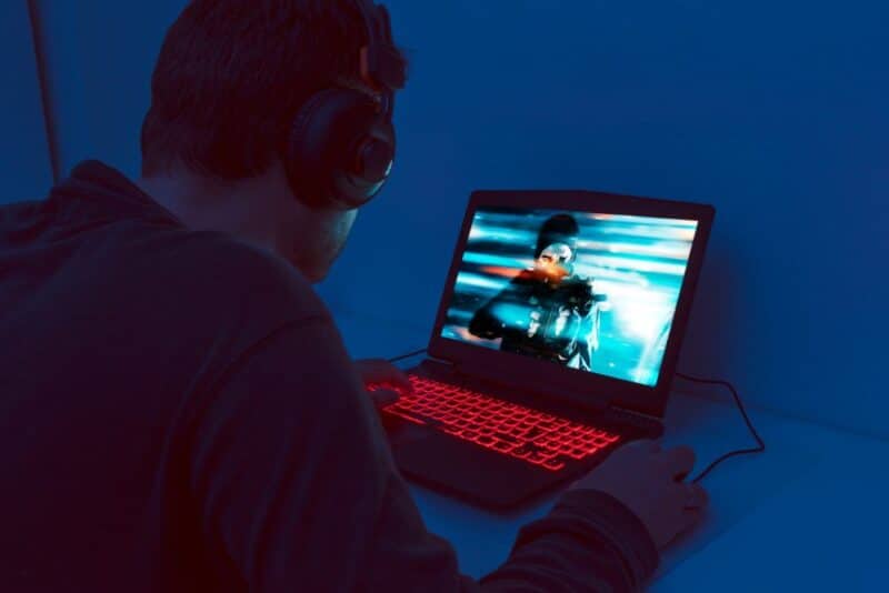 laptop 117 Acer Nitro 5 y HP Omen 15 enfrentadas en una estación gamer