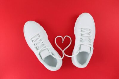 El lienzo en blanco del calzado: Cómo combinar tus zapatillas blancas